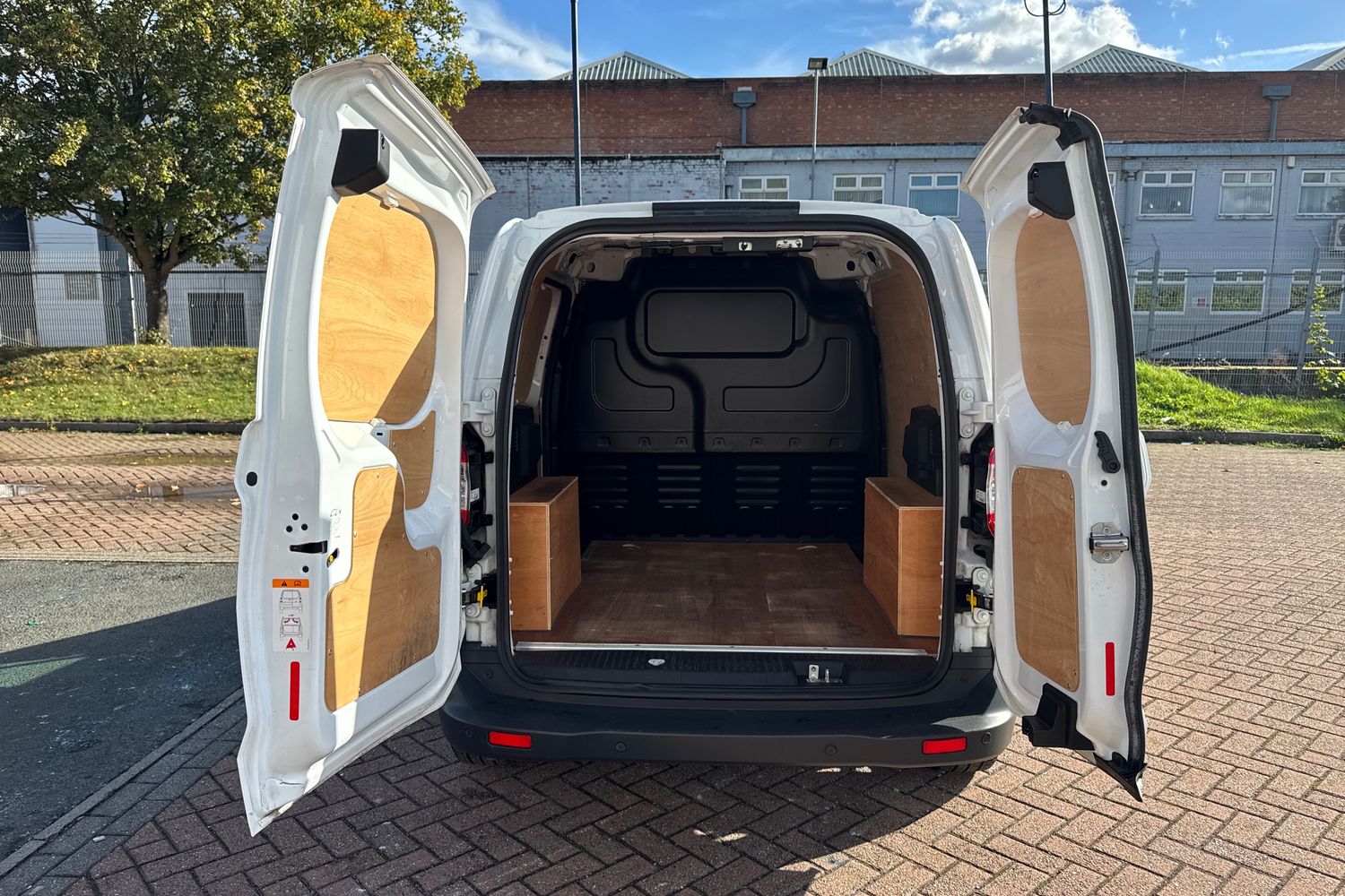 Ford TRANSIT COURIER Photo 5