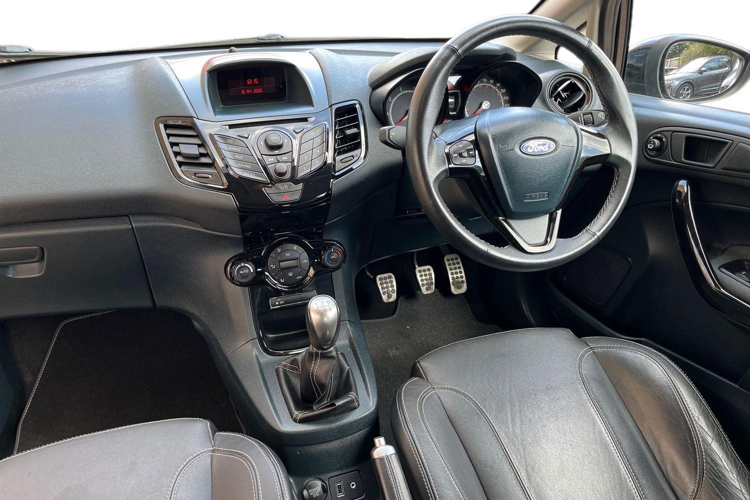 FORD FIESTA Photo 10