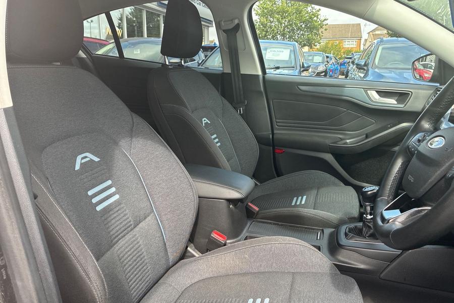 Ford FOCUS Photo autoimg-b2245c6a285e60d6c6c60e98d2b096989c2a7637.jpg