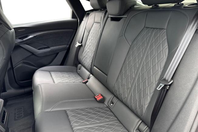 Audi Q6 e-tron Photo 9