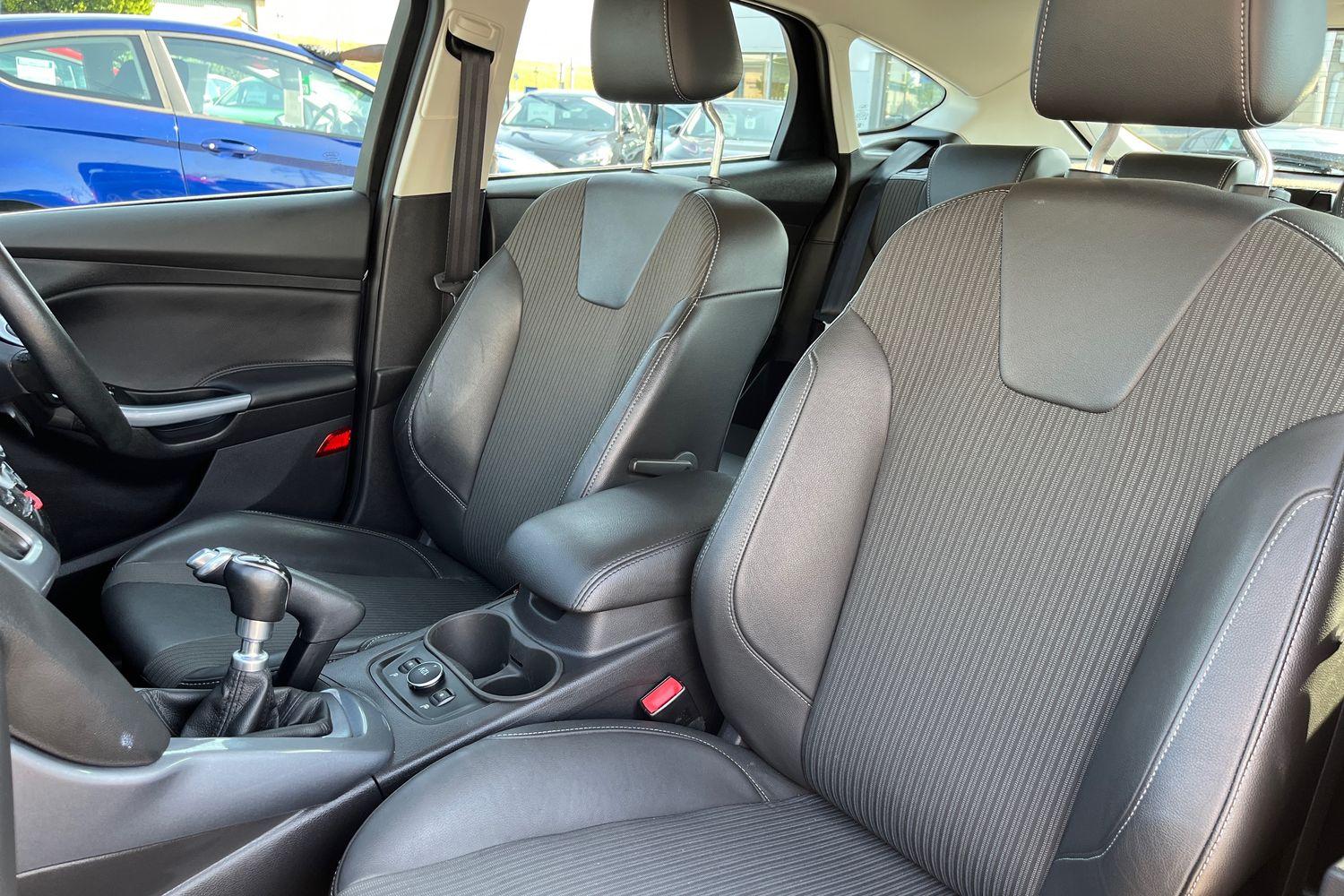 Ford FOCUS Photo 18