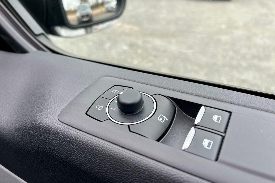 Used FORD TRANSIT CUSTOM MT75FFE 33