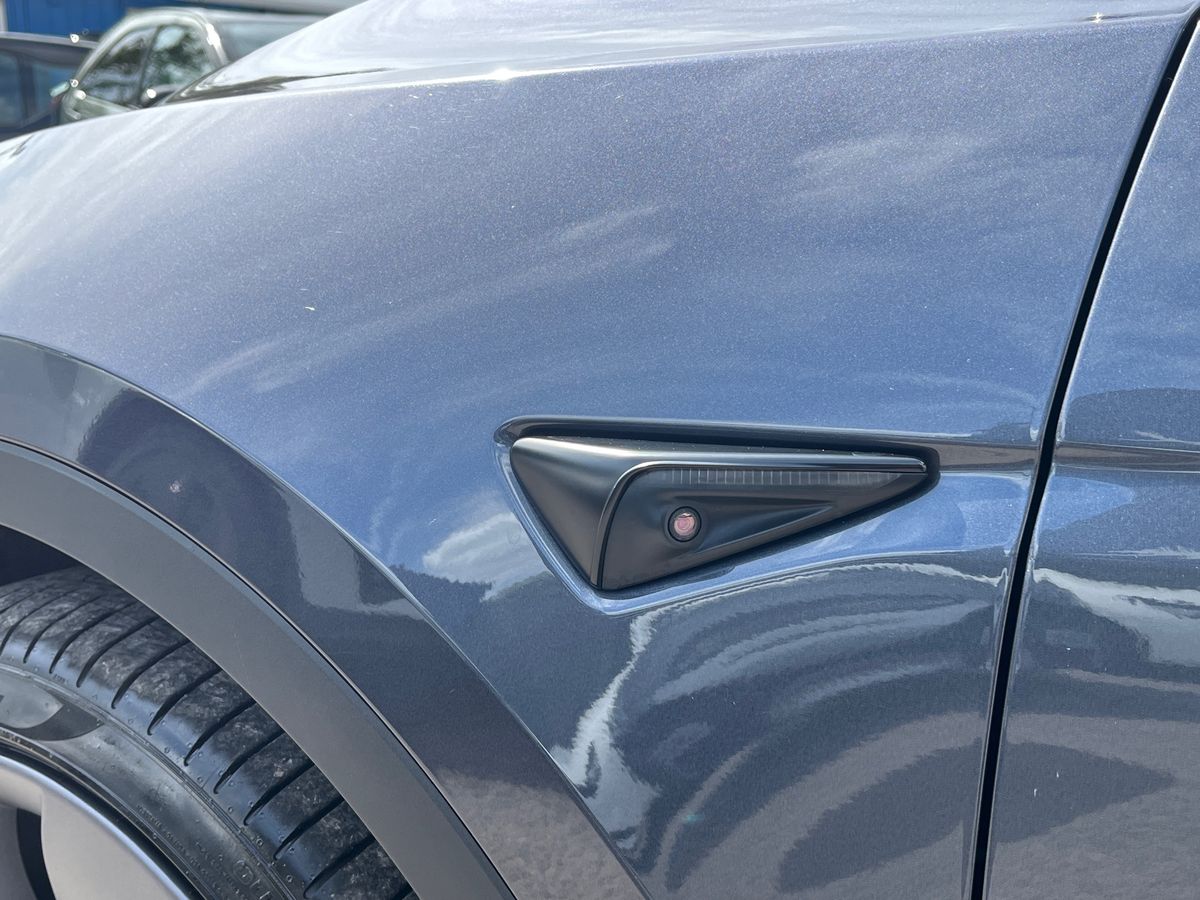TESLA Model Y Photo 42