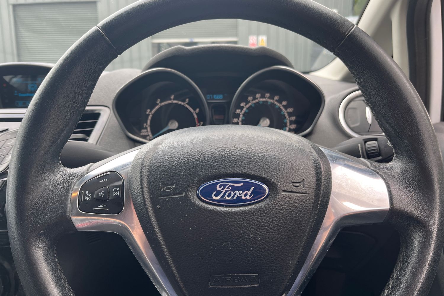Ford FIESTA Photo 11