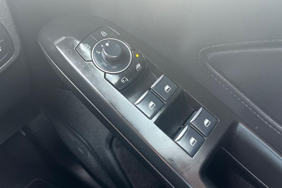 Ford FOCUS Photo autoimg-b28c56f983d6c2655f4fb5f498eda4fddb08fa42.jpg