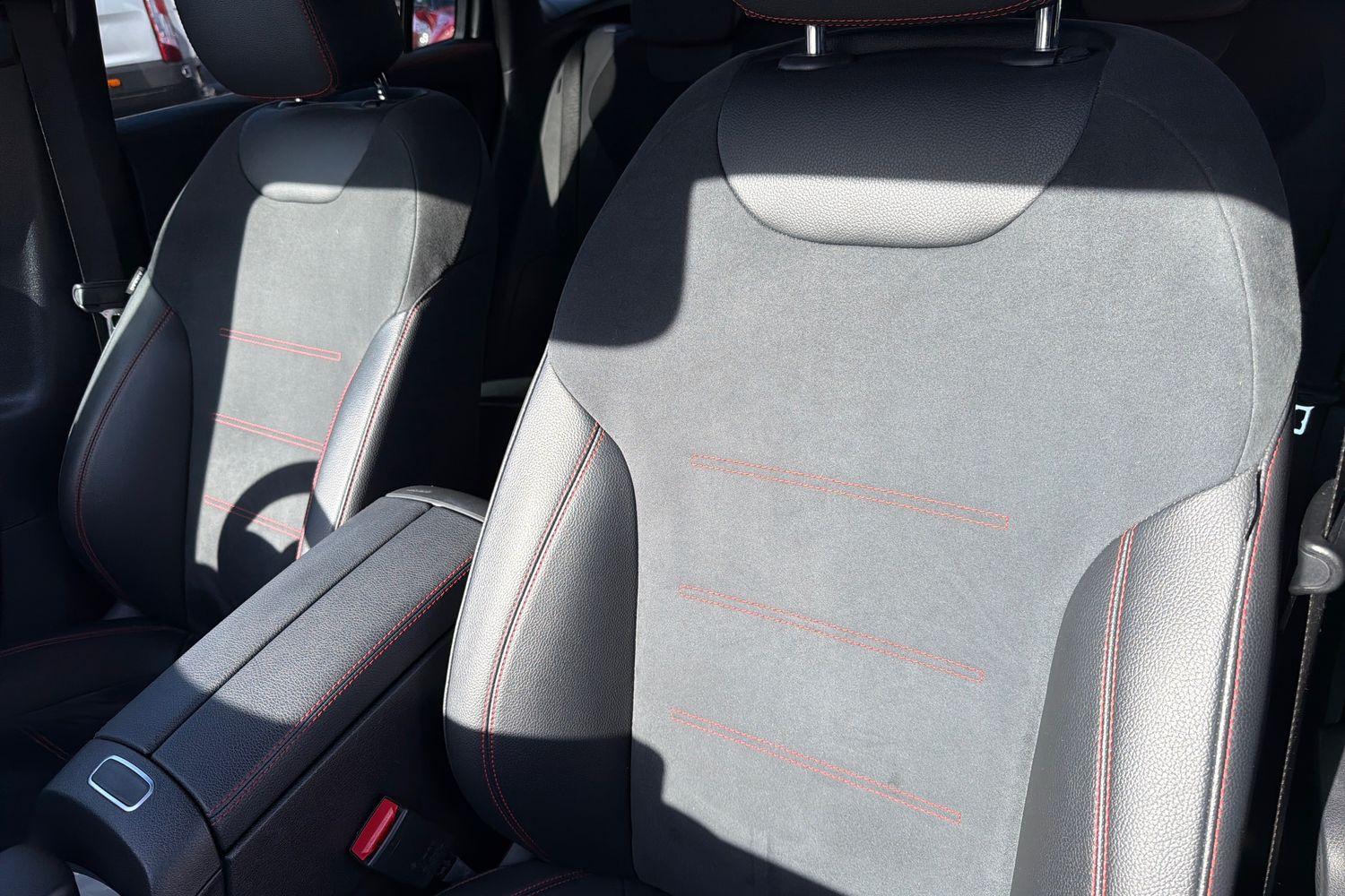 Mercedes-Benz GLA Photo 18