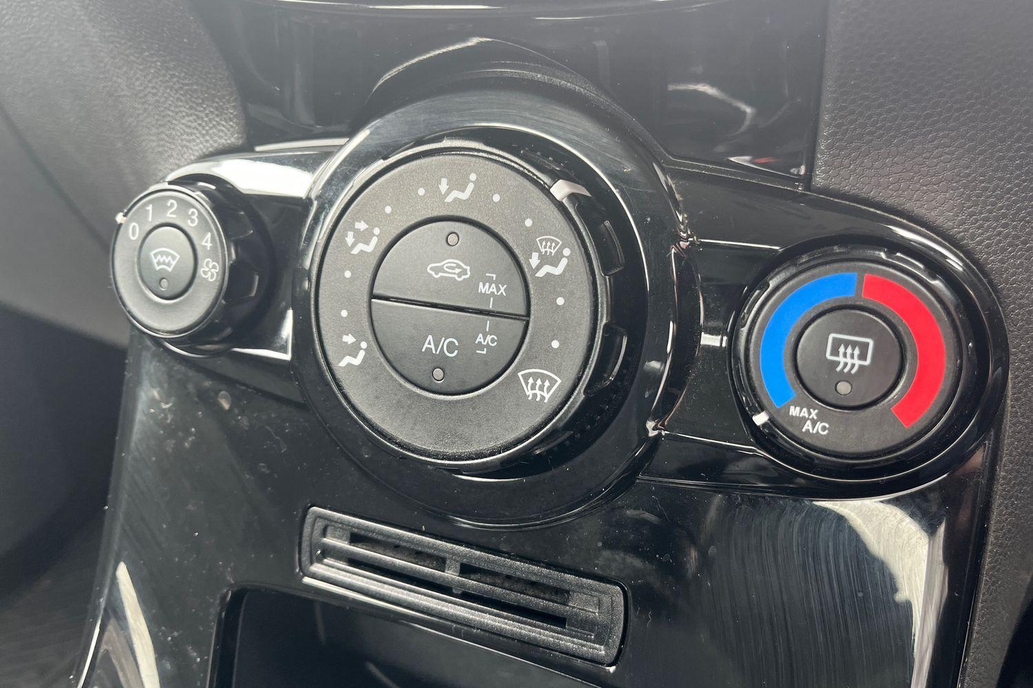Ford FIESTA Photo 25
