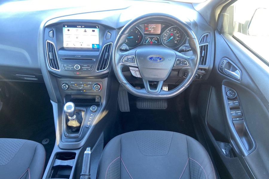 Ford FOCUS Photo autoimg-b2a18c33a41058c259f14dd98933e8dca260de54.jpg