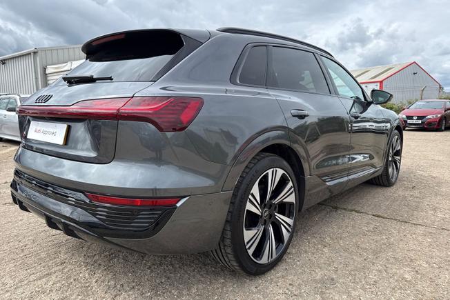 AUDI Q8 E-Tron Photo 44