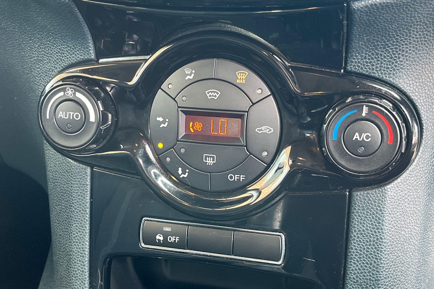 FORD FIESTA Photo 28