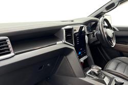 VOLKSWAGEN Amarok Photo 2