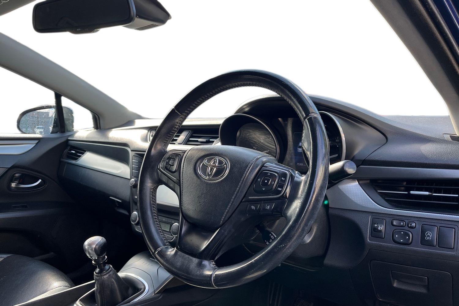 Toyota AVENSIS Photo 8