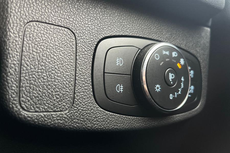 Ford FOCUS Photo autoimg-b2f4bf14c14295bd1f5b2fa3593d0a9fce12df72.jpg