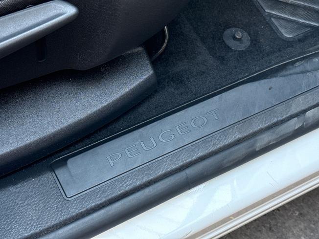PEUGEOT 5008 Photo 46