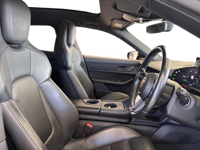 PORSCHE Taycan Photo 11