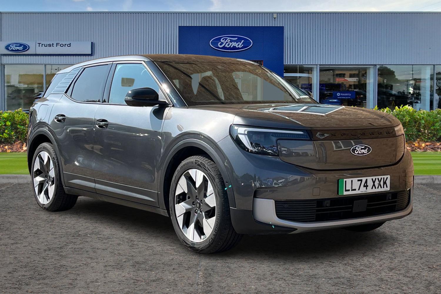 Ford Explorer Photo 0