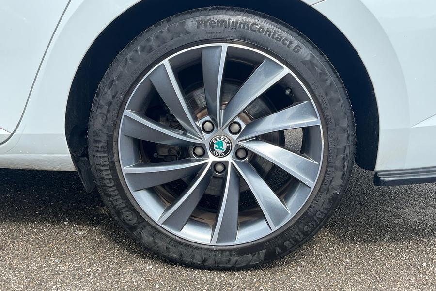 Skoda SUPERB Photo autoimg-b3eadf8714c5a212f26d7b12ba598827cebc7535.jpg