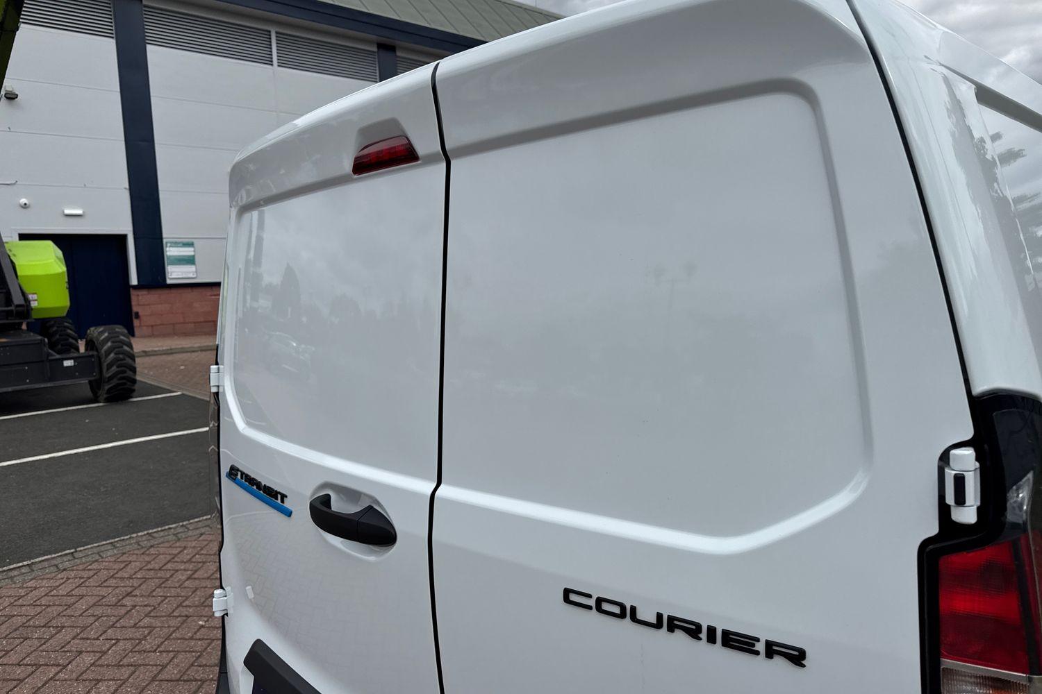Ford E-TRANSIT COURIER Photo 21