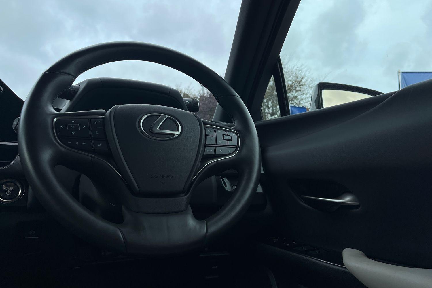 Lexus UX Photo 11