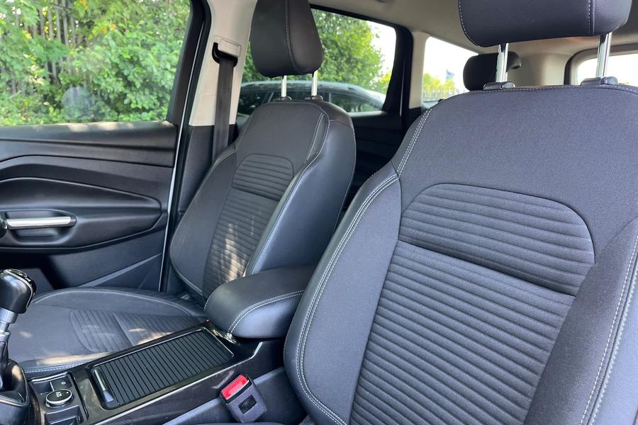 Ford KUGA Photo autoimg-b451da1025b3e05e546faba403dc1b85c5392375.jpg