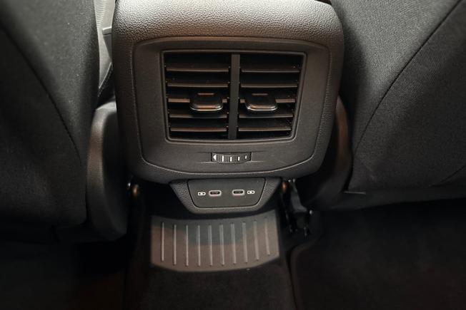 VOLKSWAGEN T-Roc Photo 28