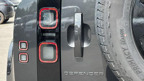Land Rover Defender Photo autoimg-b4604e60355fe77a453b1cd2bc1ab136158aee6e.jpg