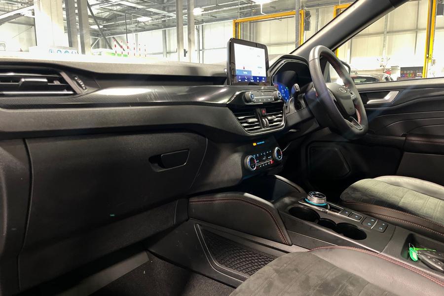 Ford KUGA Photo autoimg-b48691c1dd8ec23b32fd6904f0a3c31a9bb2f3ad.jpg