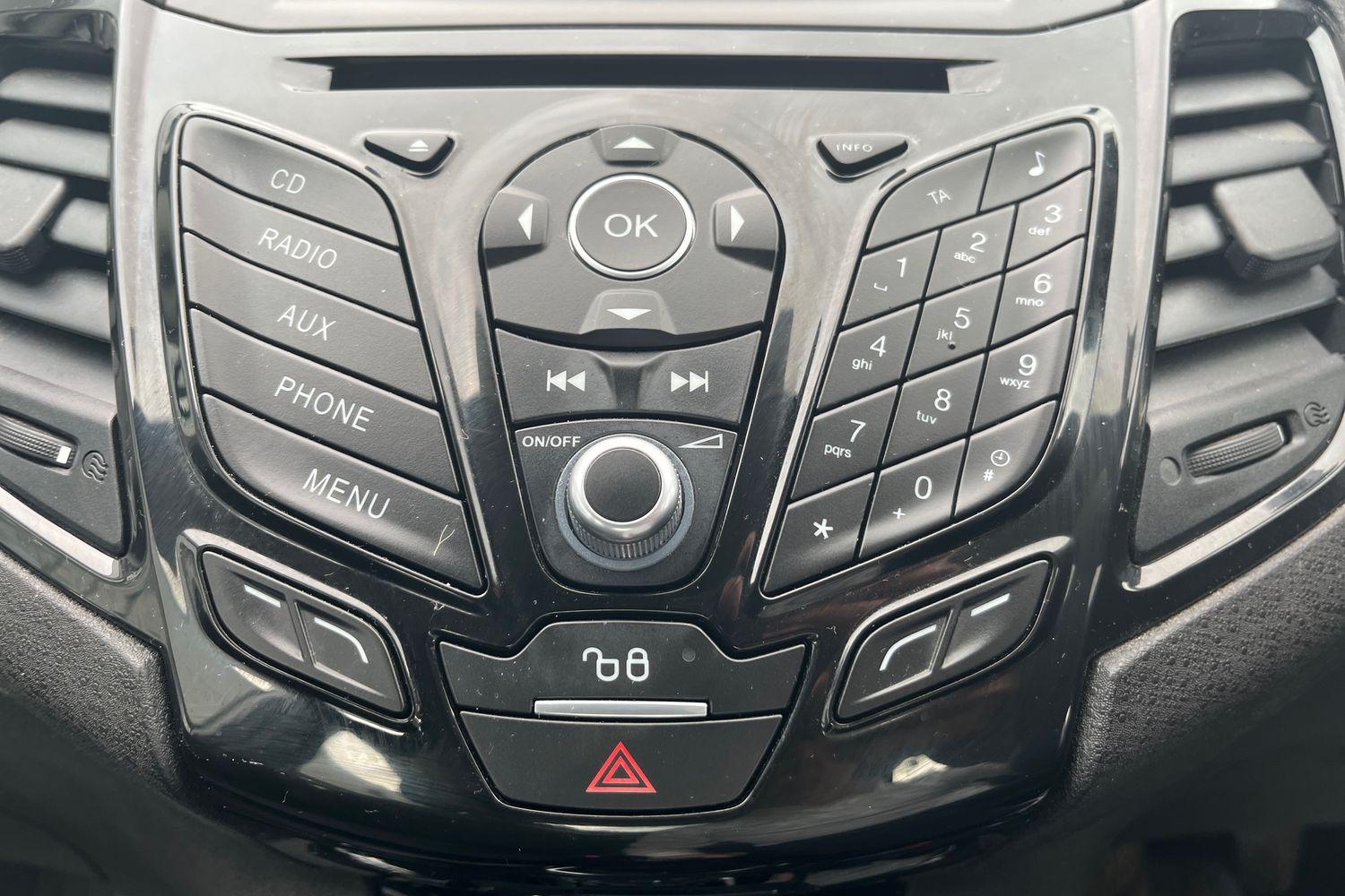 Ford FIESTA Photo 24