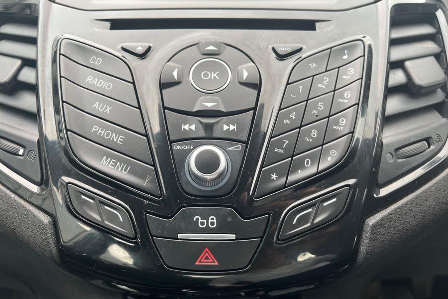 Ford FIESTA Photo autoimg-b48e16b844bd0f4af3614ec90a9cf0927a4551c6.jpg