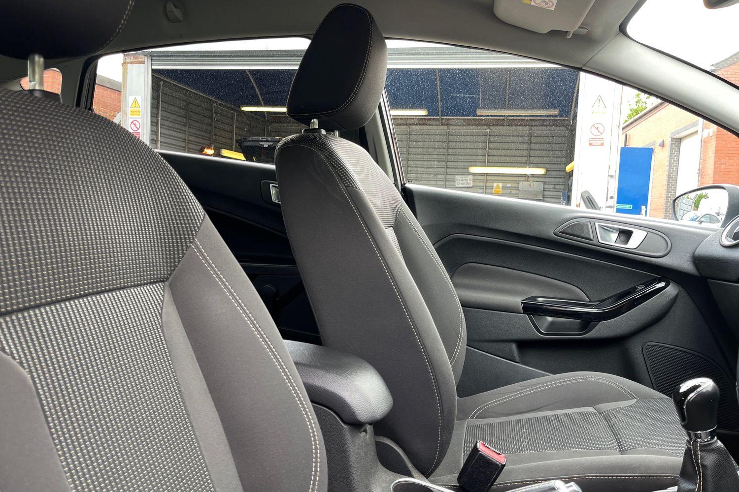 Ford FIESTA Photo 16