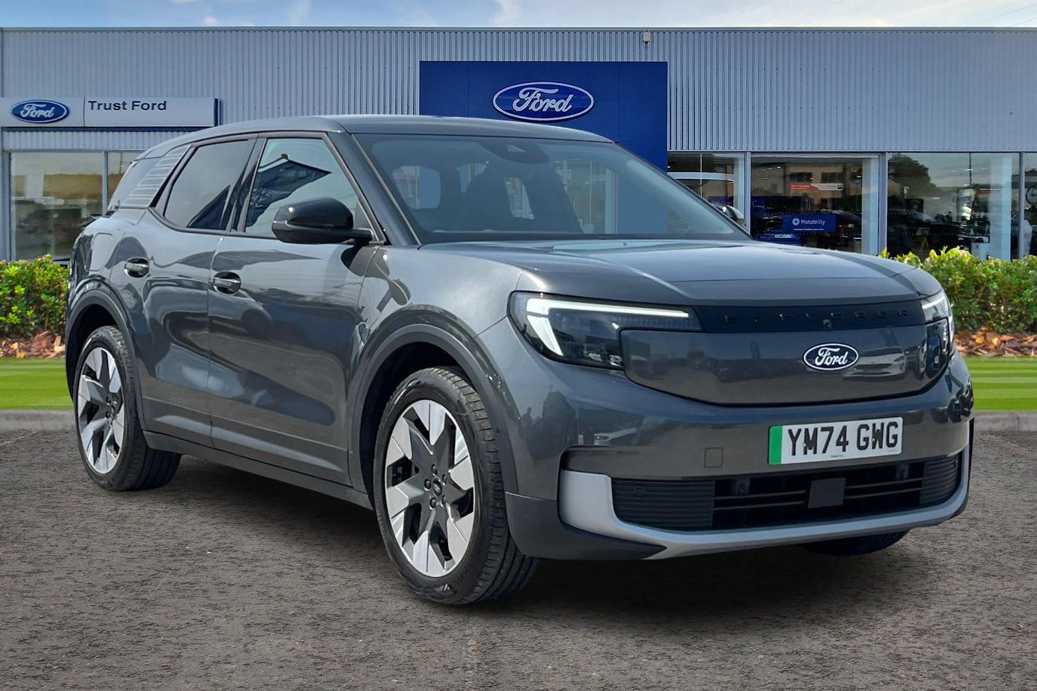 Ford Explorer Photo 0
