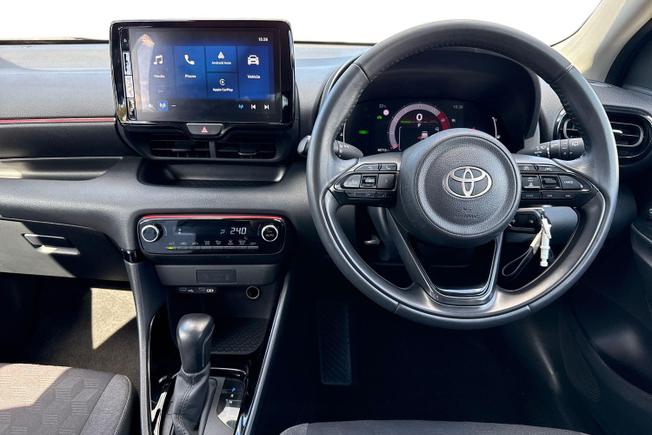 TOYOTA Yaris Photo 11