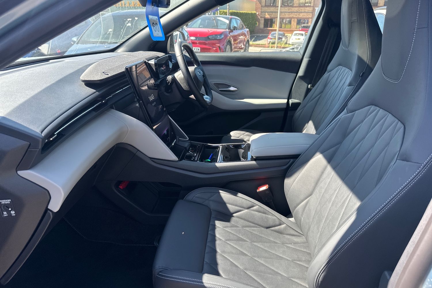 Ford EXPLORER Photo 35