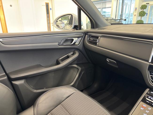 PORSCHE Macan Photo 43