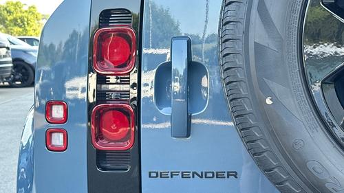 Land Rover Defender Photo autoimg-b56c9e046b7b8e6f27fbaf3d3ffdeafa22493a3c.jpg