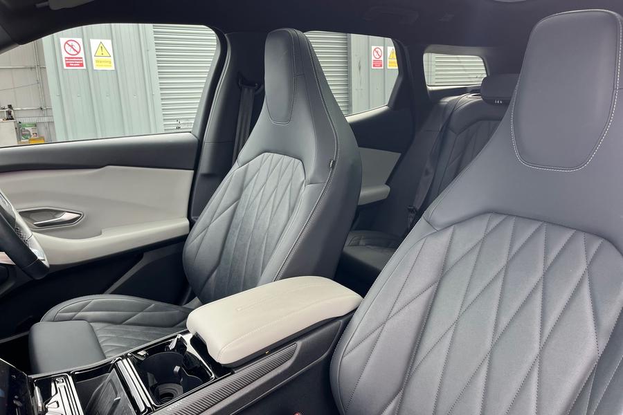 Ford Explorer Photo autoimg-b594f21781db8889fb1d3dad5049b298d702e925.jpg