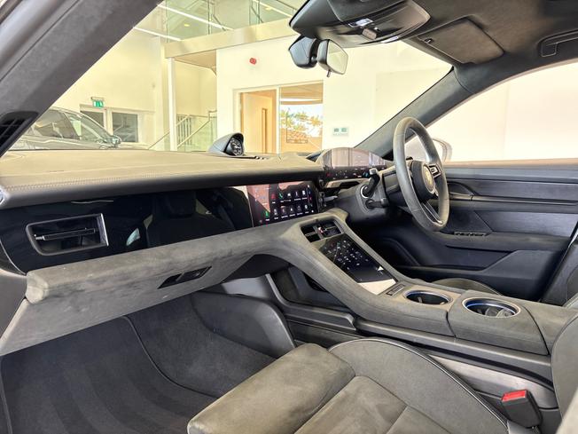Porsche Taycan Photo 13