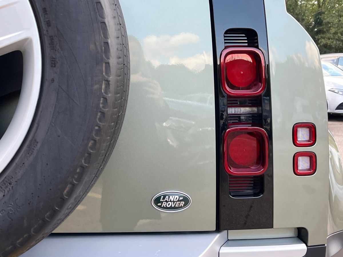 Land Rover Defender 110 Photo 24