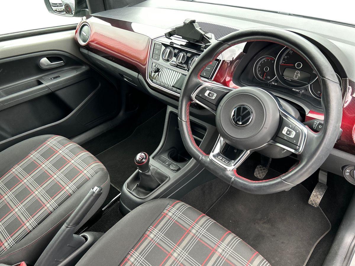 Volkswagen up! Photo autoimg-b5f02af9ab249b4c42b602135042849c49e1f36c.jpg