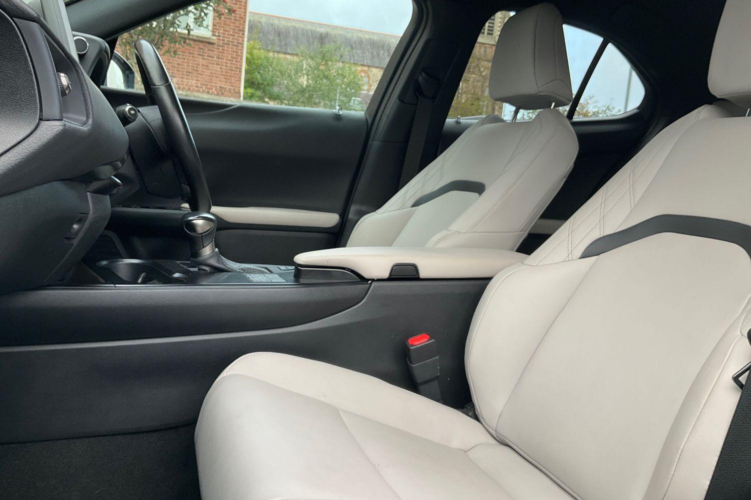 Lexus UX Photo 18