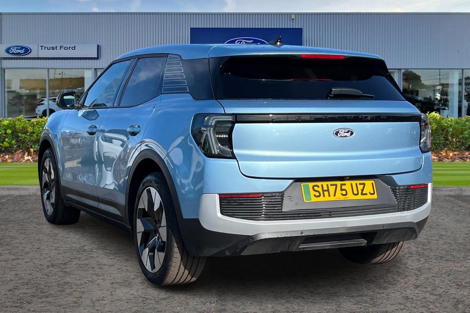 Ford Explorer Photo 1