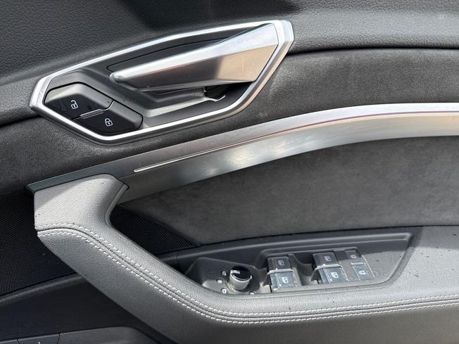 AUDI e-tron Photo 31