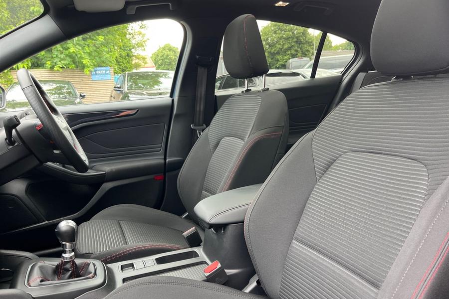 Ford FOCUS Photo autoimg-b65396ae43d451be5b702f12a1865f88eb7858a9.jpg