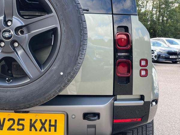 Land Rover Defender 110 Photo autoimg-b66bb6e362a6d3af44fd482c6875d095f0d872ec.jpg