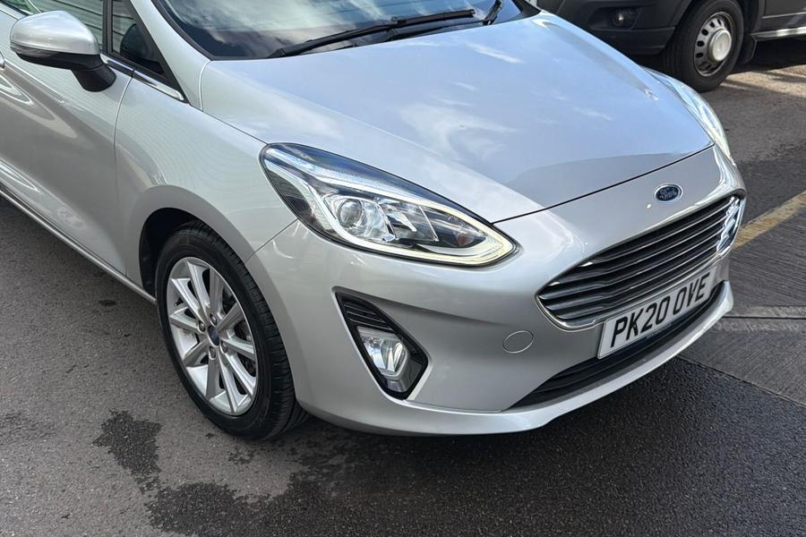 Ford FIESTA Photo autoimg-b67f4753e587f0ce636159bcb9a0ab45028a6d23.jpg