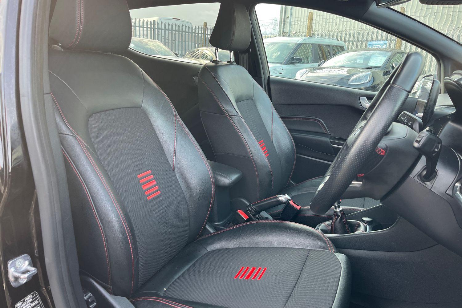 Ford FIESTA Photo 16