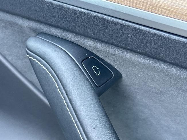 TESLA Model 3 Photo 47