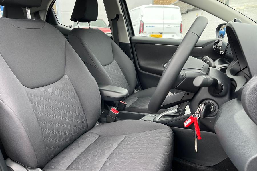 Toyota YARIS Photo autoimg-b6d7e25fd1a2e3a989e26b03a0525fcef734b063.jpg