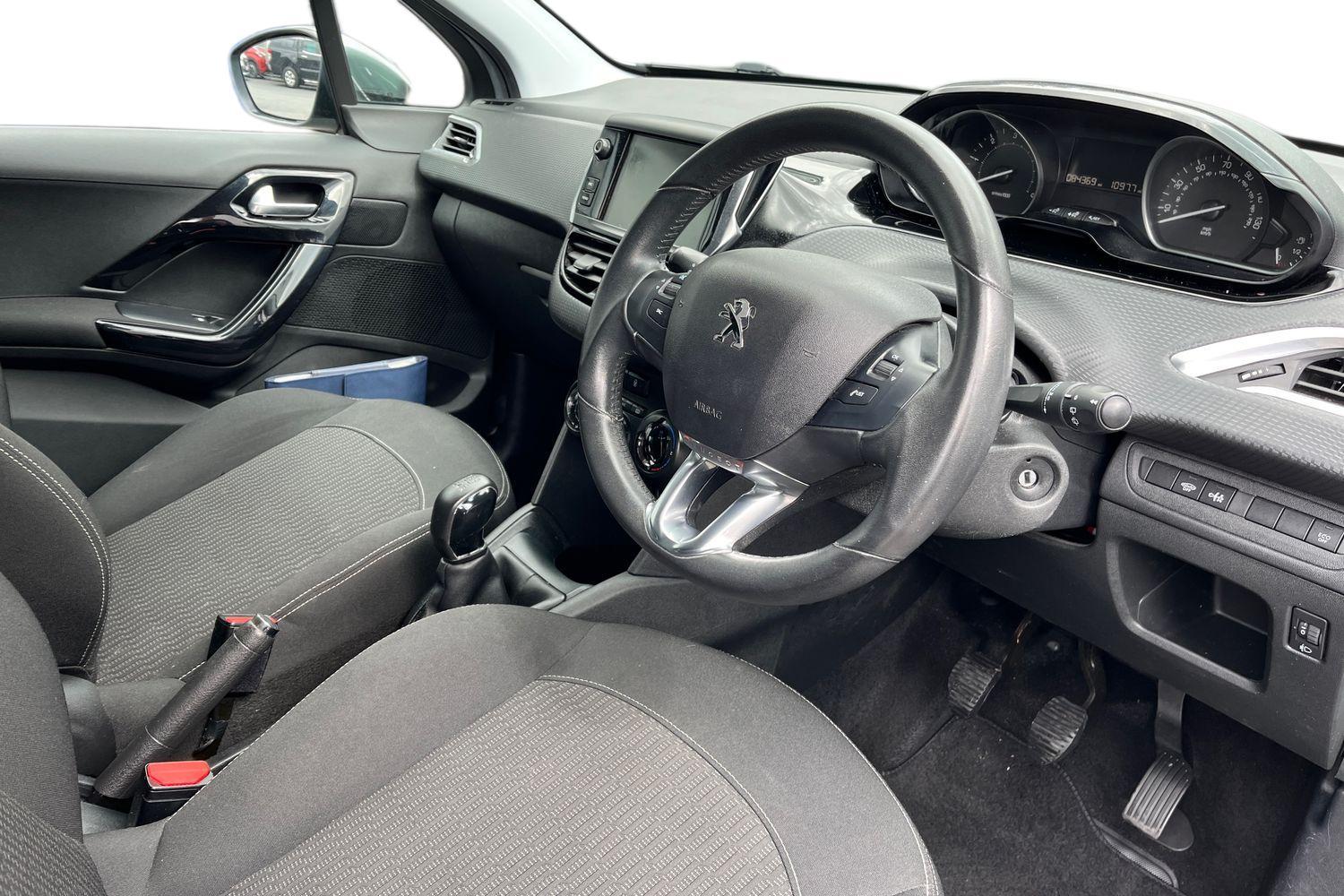 Peugeot 208 Photo 8
