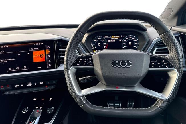 AUDI Q4 e-tron Photo 12